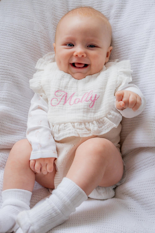Personalised Baby Bib with Ruffle Trim – Soft Muslin Bib with Custom Name in Pink | Baby Girl Gift | Newborn Shower Present