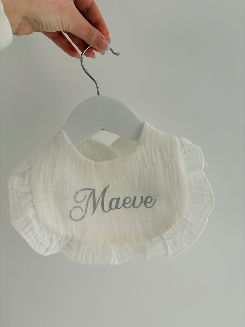 Personalised Baby Bib with Ruffle Trim – Soft Muslin Bib with Custom Name in Pink | Baby Girl Gift | Newborn Shower Present