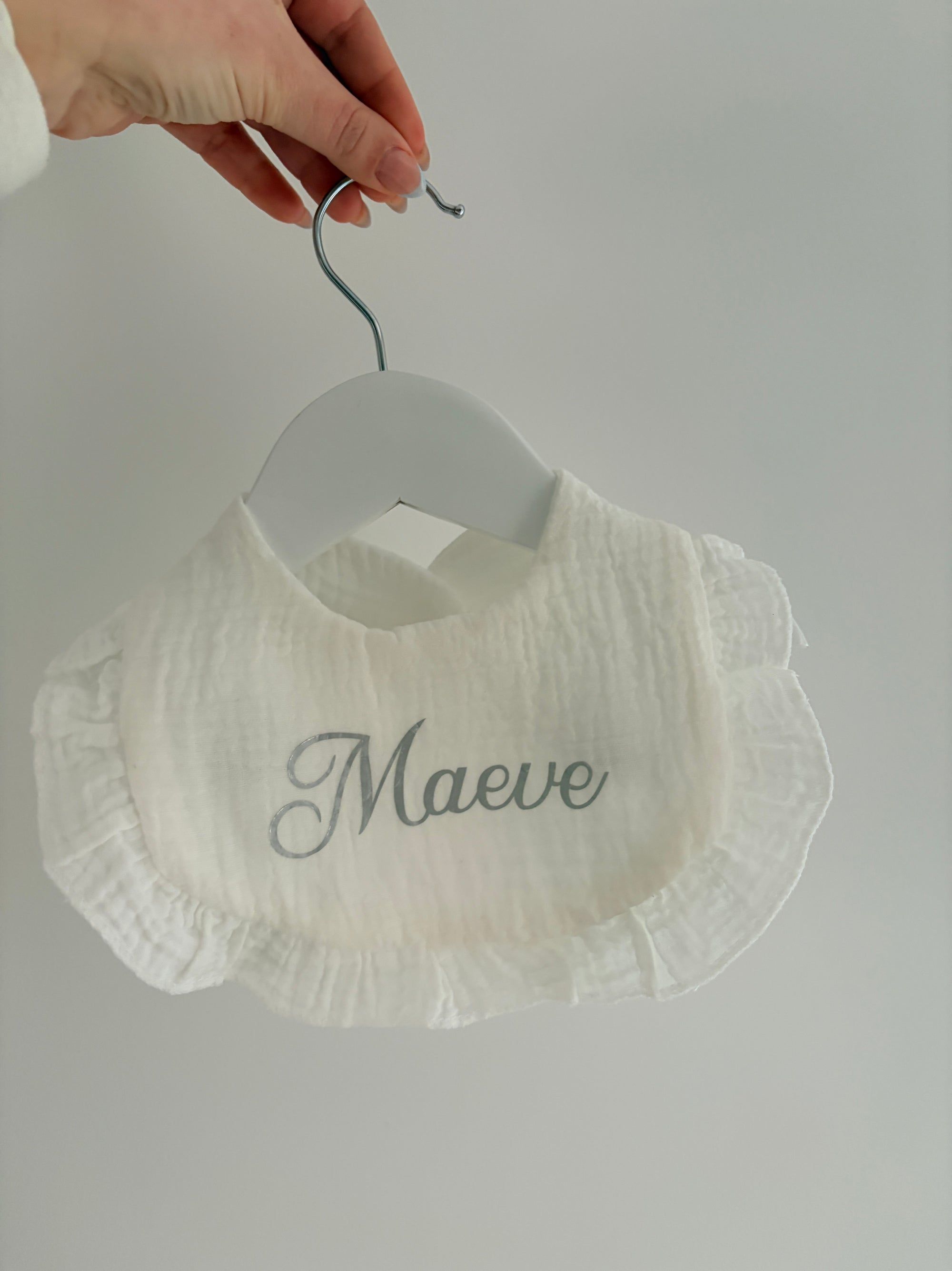 Personalised Baby Bib with Ruffle Trim – Soft Muslin Bib with Custom Name in Pink | Baby Girl Gift | Newborn Shower Present